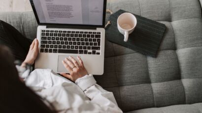 Laptop mit geöffnetem Textdokument – Manuskript in Word für die Buchformatierung bearbeiten