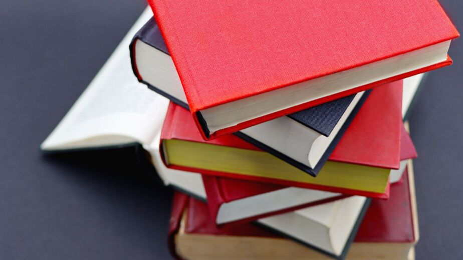 Stapel aus Büchern in verschiedenen Größen – gängige Buchformate im Vergleich