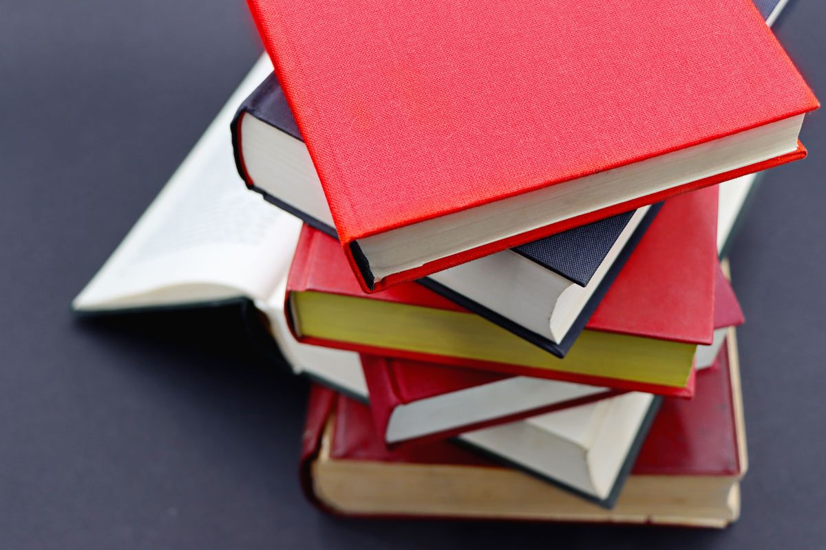 Stapel aus Büchern in verschiedenen Größen – gängige Buchformate im Vergleich