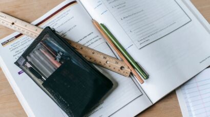 Aufgeschlagenes Buch mit Lineal auf dem Schreibtisch – Seitenränder und Format für ein KDP-Taschenbuch prüfen