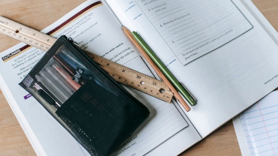 Aufgeschlagenes Buch mit Lineal auf dem Schreibtisch – Seitenränder und Format für ein KDP-Taschenbuch prüfen