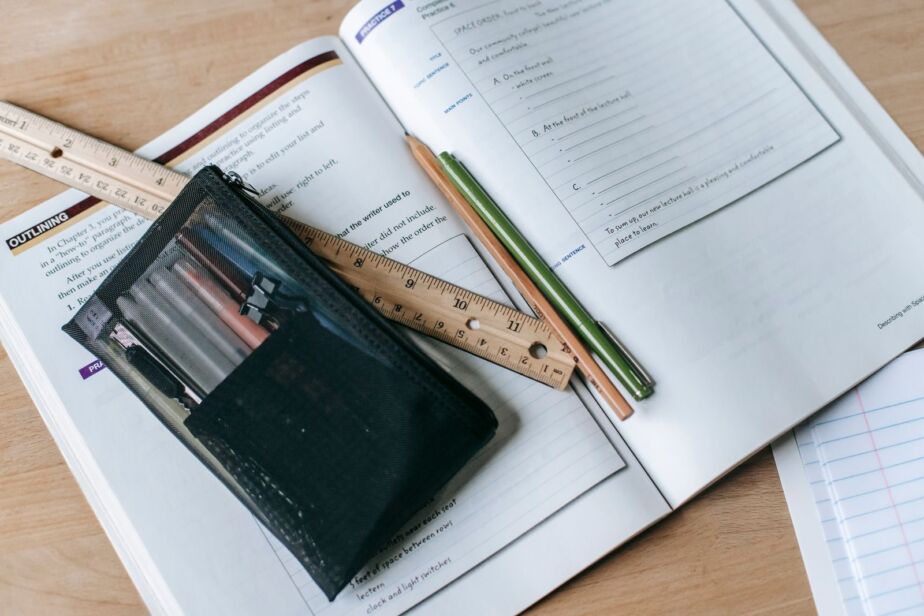 Aufgeschlagenes Buch mit Lineal auf dem Schreibtisch – Seitenränder und Format für ein KDP-Taschenbuch prüfen