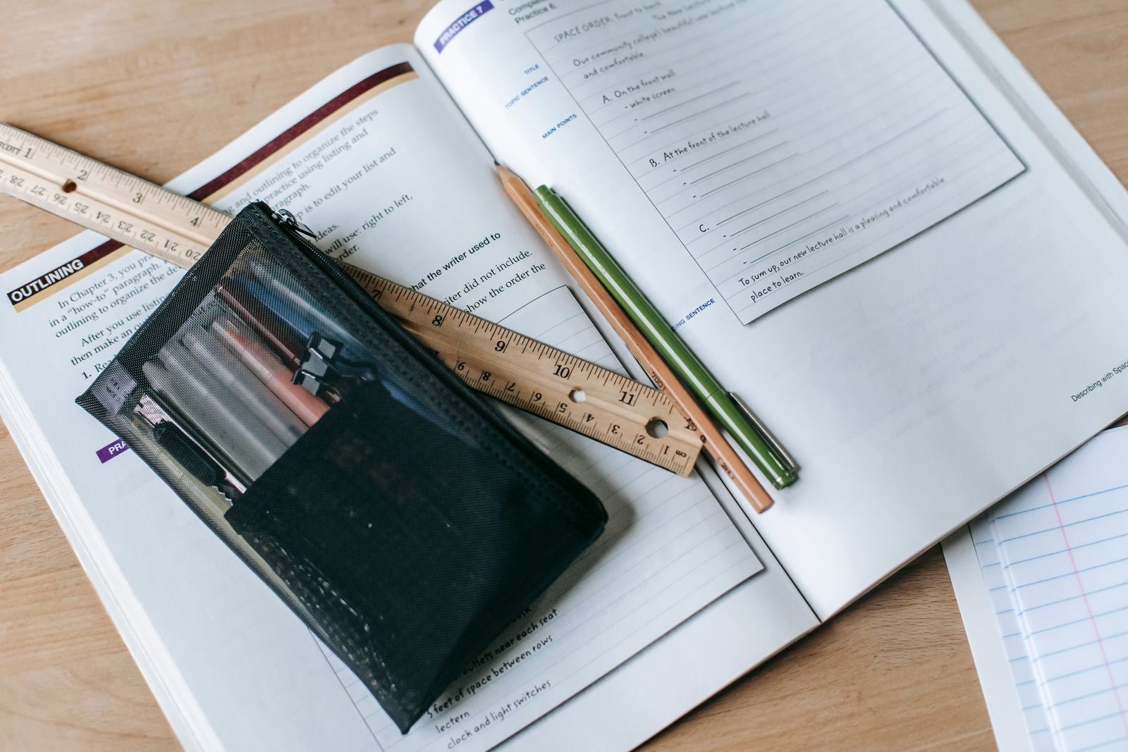 Aufgeschlagenes Buch mit Lineal auf dem Schreibtisch – Seitenränder und Format für ein KDP-Taschenbuch prüfen